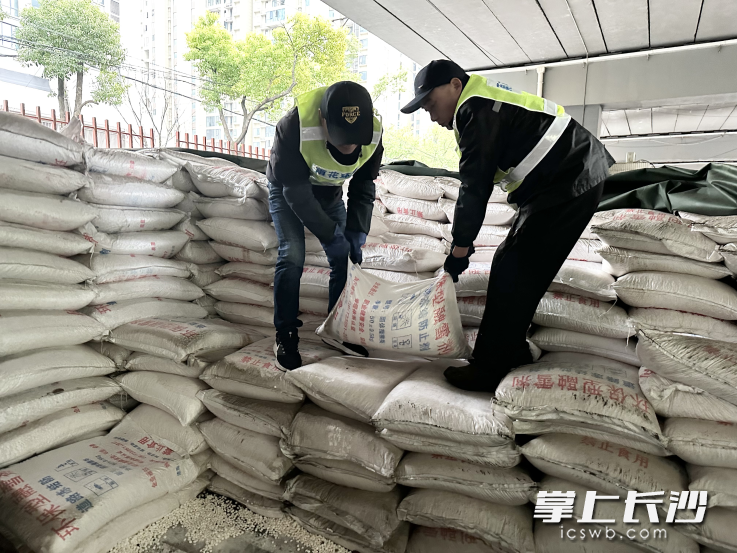 雨花环卫正在搬运环保融雪剂。 雨花环卫供图