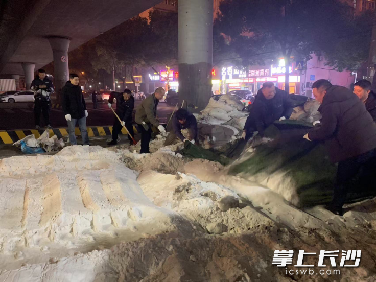 芙蓉区环卫在准备工业盐，应对雨雪冰冻天气。 长沙晚报通讯员 尹艺璇 供图  