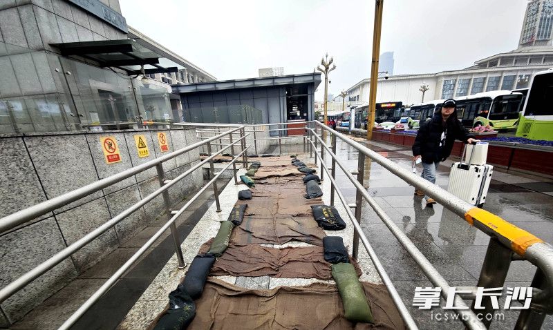 陡坡通道防滑措施到位。