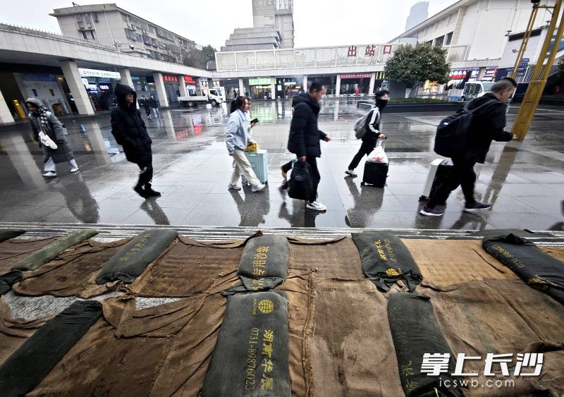 台阶处铺设麻袋防滑。