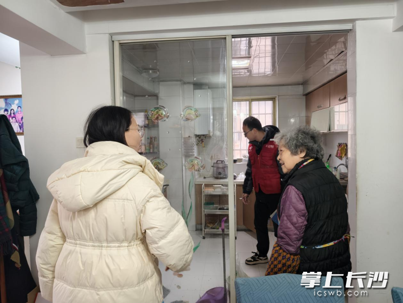街道社区工作人员到老年人家里检查安全情况并叮嘱注意事项。 长沙晚报通讯员 宋超 供图