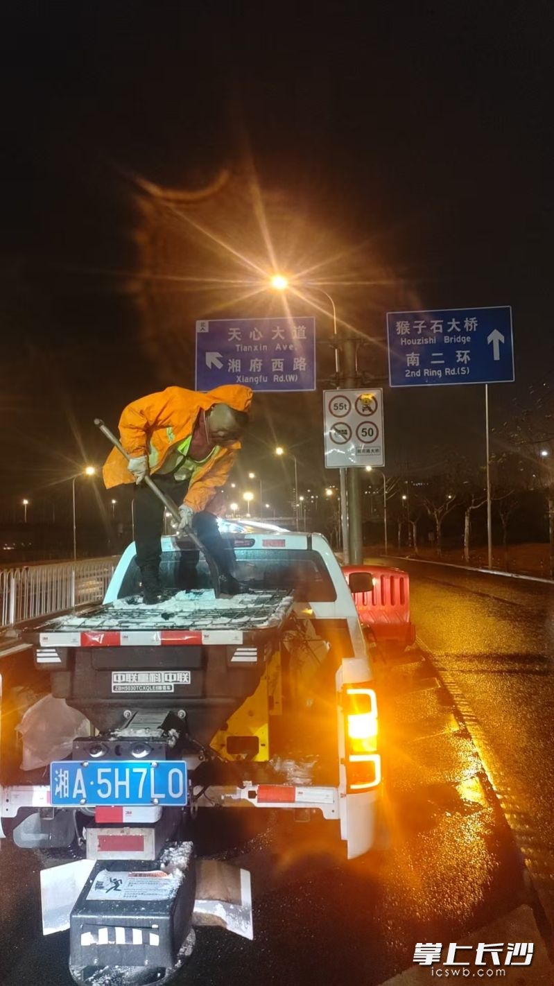 19日夜间，天心市政工作人员正在路面上作业。 均为长沙晚报通讯员彭旺供图