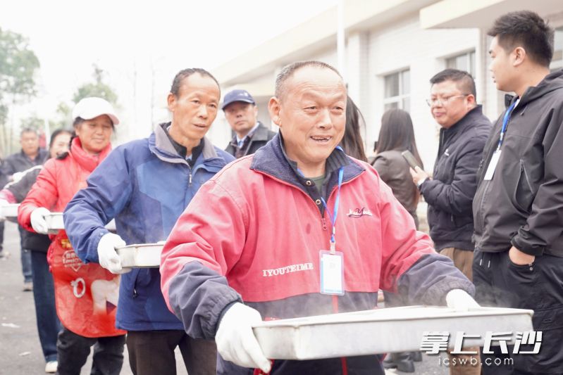 流水席升腾起喷香的热气，成为整场活动最暖心、最韵味的烟火气。  均为长沙晚报全媒体记者张禹、通讯员段华良摄