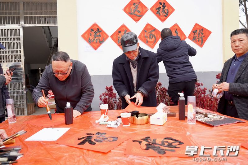 书法爱好者现场写春联。