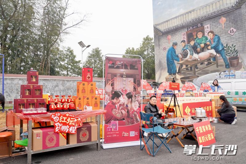 各类商品烘托出年节的热闹气氛。