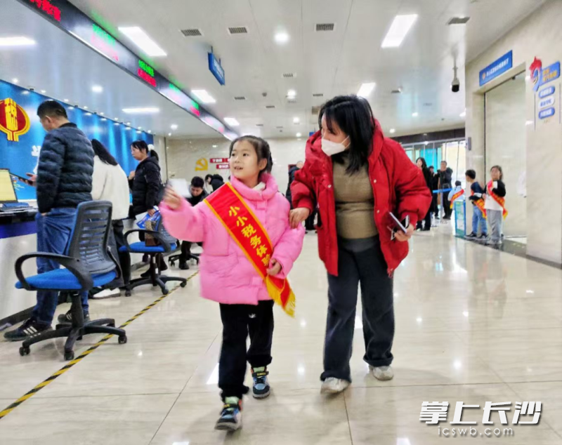 赖艺丹和妈妈彭慧婷一起参与公益活动。 通讯员供图