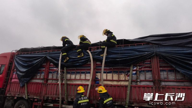 消防员为载鱼货车注水。 长沙晚报通讯员 王磊 摄