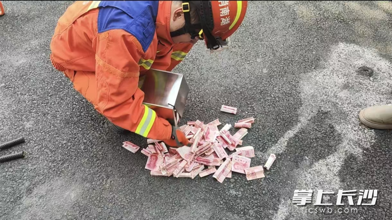 消防员成功帮孩子打开存钱罐。 长沙晚报通讯员 周俊雄 摄