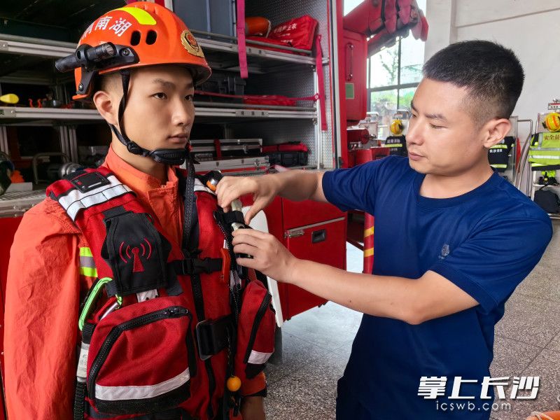 刘闵（左）准备出勤。 均为长沙晚报通讯员冯运文供图