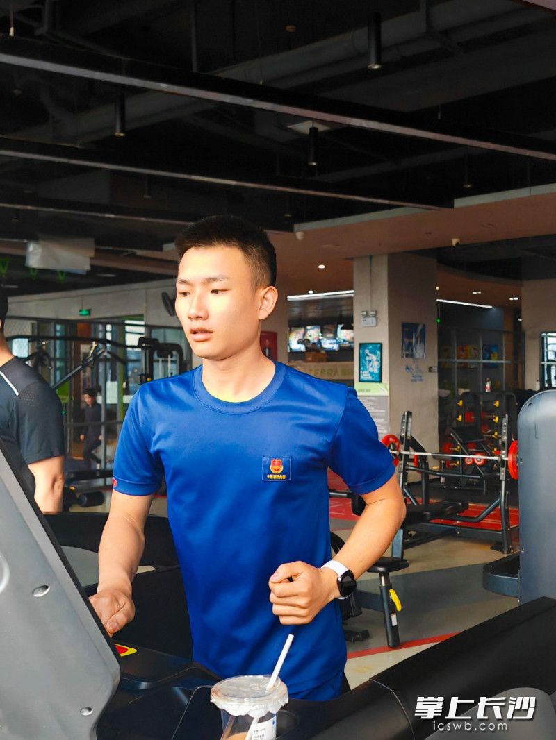 刘闵在训练体能。