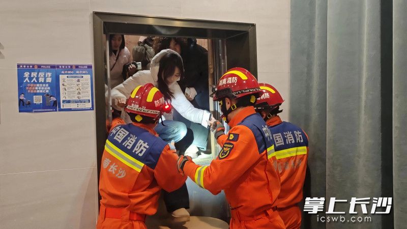 消防员成功营救出被困人员。 长沙晚报通讯员 刘鑫 摄