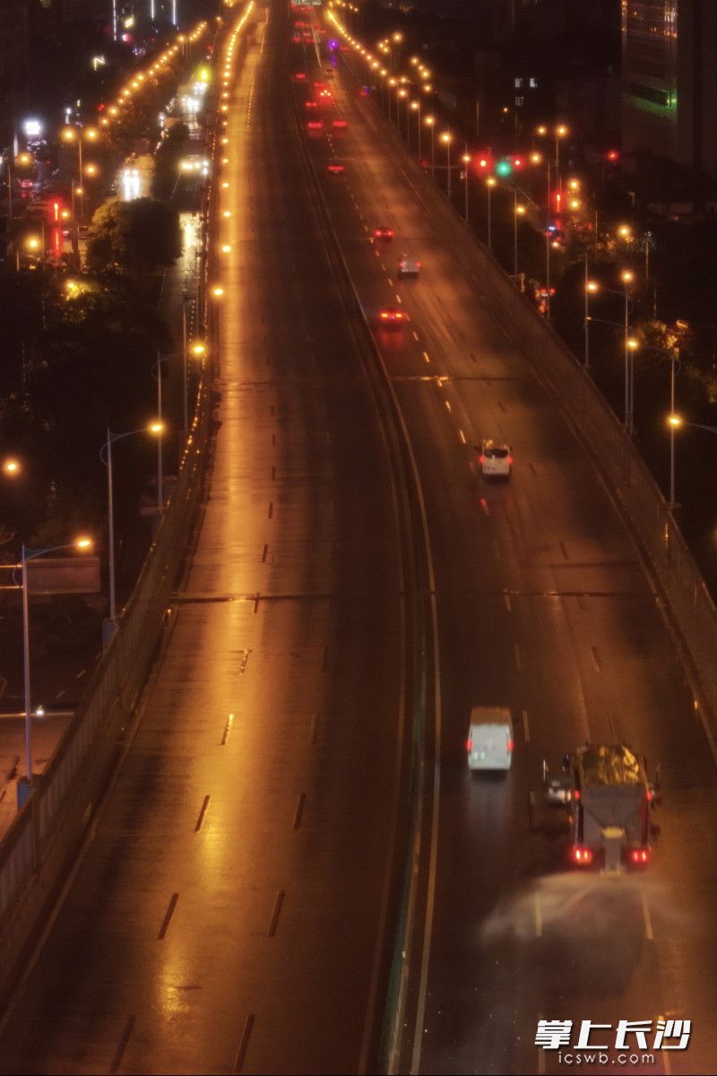 1月19日晚，长沙桥梁隧道养护运营有限公司万家丽快速路养护项目部出动7台专业车辆，在万家丽路高架桥以及互通匝道布撒融雪剂。  均为长沙晚报全媒体记者黄启晴、余劭劼摄