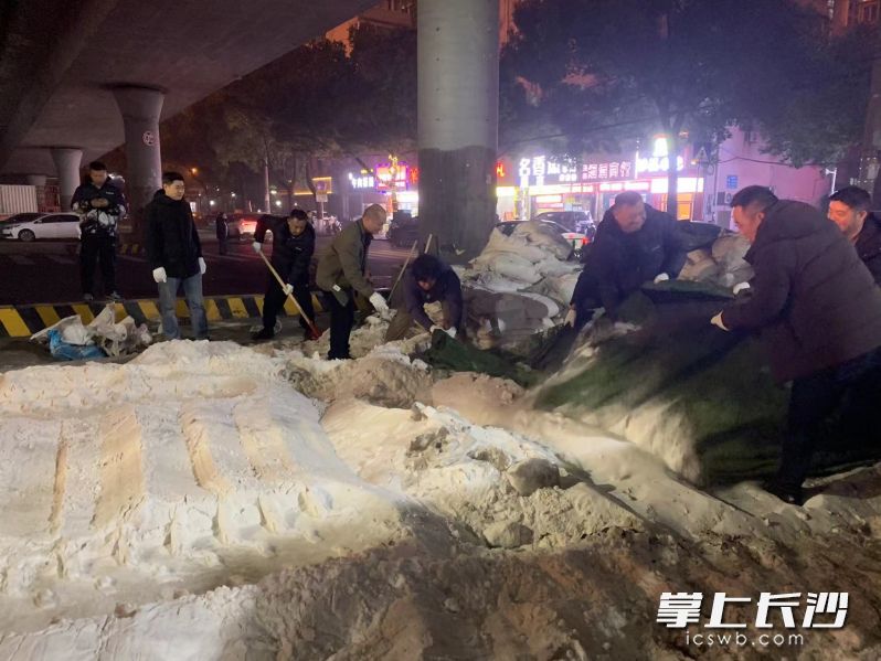 芙蓉区环卫在准备工业盐，应对雨雪冰冻天气。 均为受访者供图