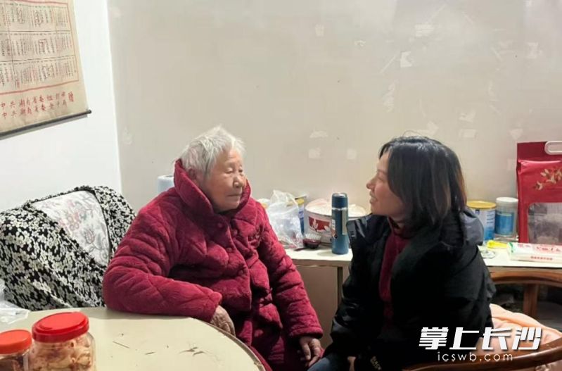 韭菜园街道八一桥社区工作人员前往辖区独居、高龄老人家中走访慰问。