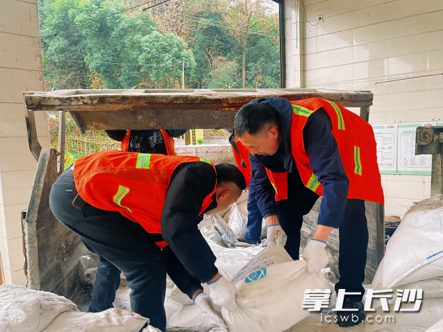 19日中午，秀峰山公园附近的储备库，工作人员正将一袋袋工业盐搬上运输车。  均为长沙晚报全媒体记者 舒元臻摄