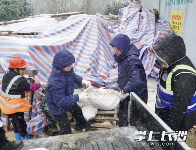 工作人员正在搬运应急物资。