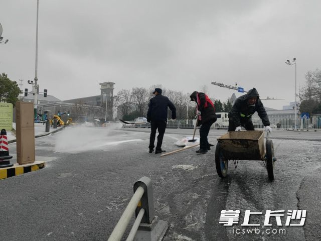 工作人员铲除路面积雪。 均为长沙晚报通讯员向玲娅供图