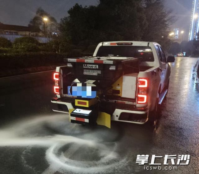 工作人员正在实施撒盐作业。