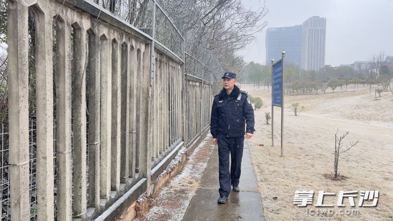 长沙南站派出所星沙警务区民警邹军巡查高铁线路。 通讯员供图 长沙南站派出所星沙警务区民警邹军巡查高铁线路。 通讯员供图