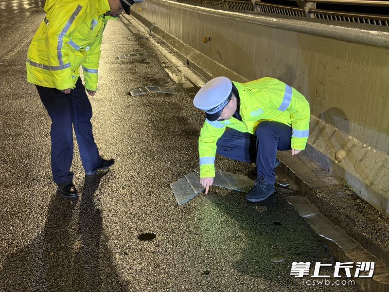 望城交管大队副大队长李博威和铜官中队辅警徐杰在检查路面结冰情况。 长沙晚报通讯员 胡锐 摄