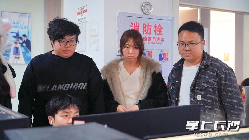 许俊强与同事探讨工作。均为长沙晚报全媒体记者 易亿 摄