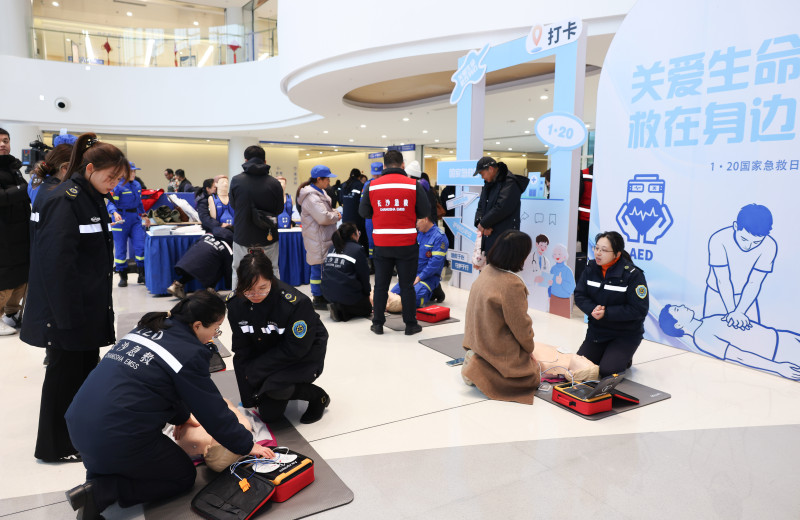 活动现场，与会嘉宾和市民们在专业导师的指导下，亲手操作体验心肺复苏和AED的使用。