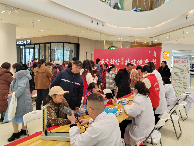 新区基层医疗机构组织党员医护人员开展义诊等活动,让党旗在医疗服务—线高高飘扬。均为通讯员 供图 新区基层医疗机构组织党员医护人员开展义诊等活动,让党旗在医疗服务—线高高飘扬。均为通讯员 供图