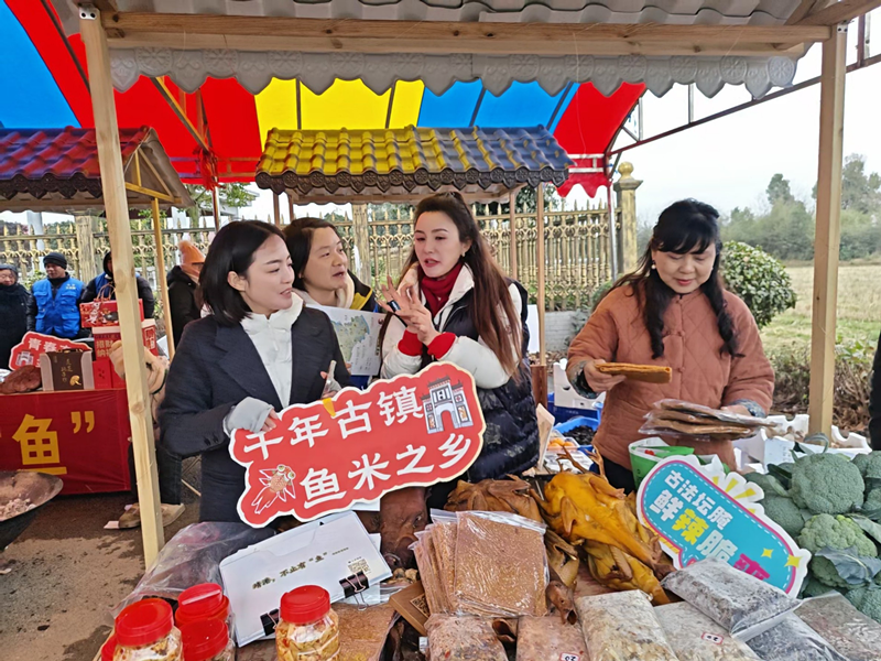 热闹的“靖港年货市集”，游客把地道年味带回家。