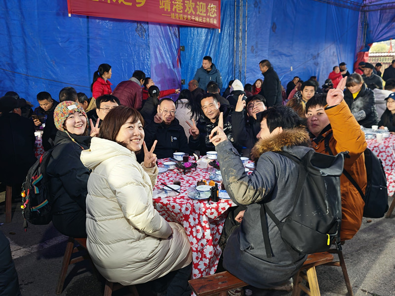 乡亲和游客共同品尝一桌“靖港菜”。