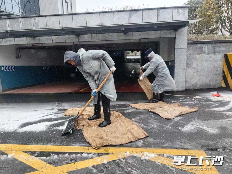五矿物业工作人员在小区停车场沿线铲雪除冰，为业主保驾护航。  均为市住建局供图