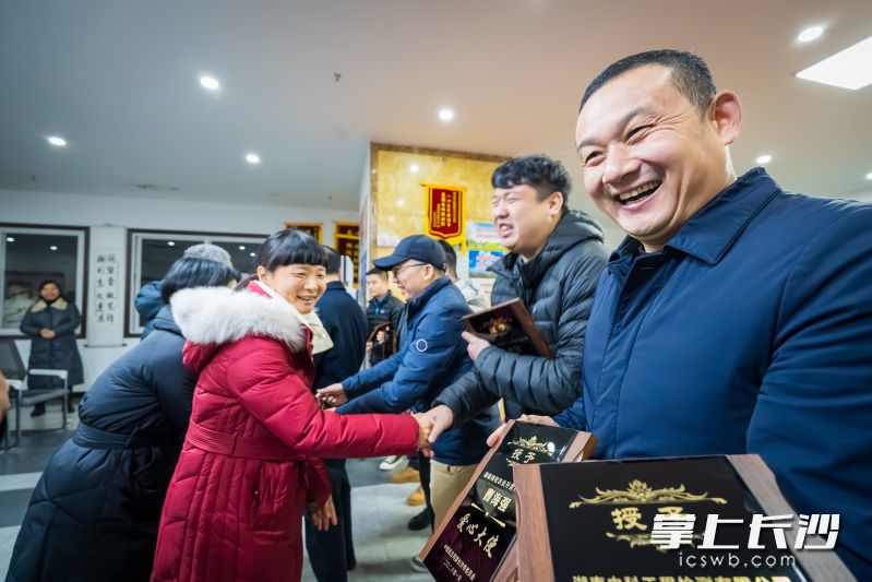 爱心企业家获得“爱心大使”奖牌。 爱心企业家获得“爱心大使”奖牌。