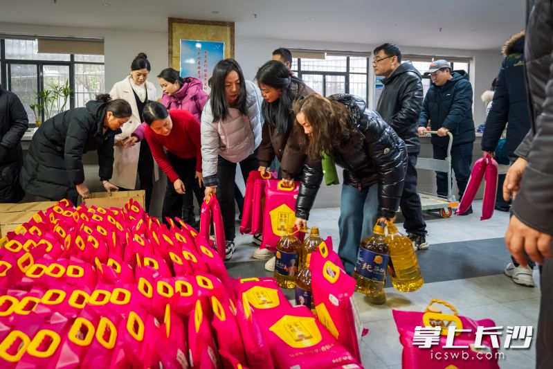 社区工作人员在领取慰问物资。 均为长沙晚报全媒体记者 陈飞 摄 社区工作人员在领取慰问物资。 均为长沙晚报全媒体记者 陈飞 摄