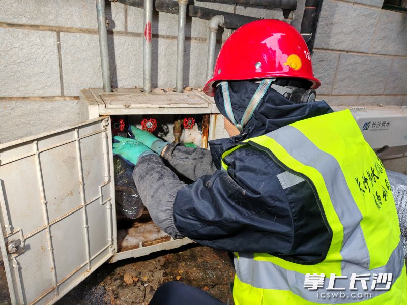 供水公司工作人员为水表包裹新的保温棉。 均为长沙晚报全媒体记者王珂摄 供水公司工作人员为水表包裹新的保温棉。 均为长沙晚报全媒体记者王珂摄