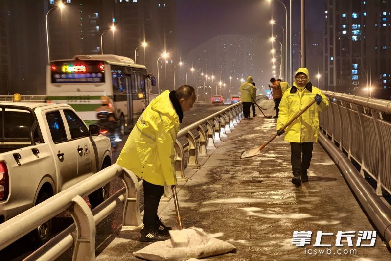 开福区环卫工人雪夜给桥梁撒盐防冻。 均为长沙晚报通讯员袁佳乐摄 开福区环卫工人雪夜给桥梁撒盐防冻。 均为长沙晚报通讯员袁佳乐摄