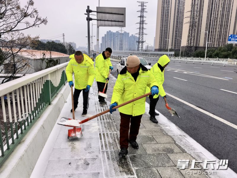 环卫工人昼夜作业,破冰铲雪。 环卫工人昼夜作业,破冰铲雪。