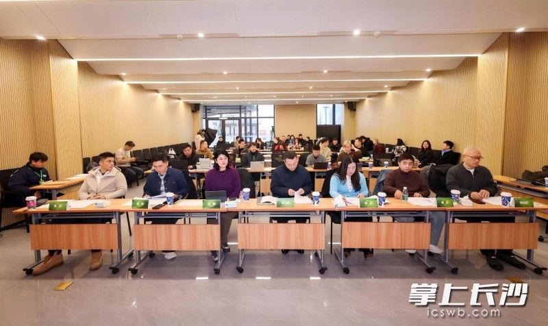 为确保决赛评审的前瞻性与专业性,大赛组委会特邀了多元背景的国内顶尖专家与本土专家组成7人评审团。 为确保决赛评审的前瞻性与专业性,大赛组委会特邀了多元背景的国内顶尖专家与本土专家组成7人评审团。