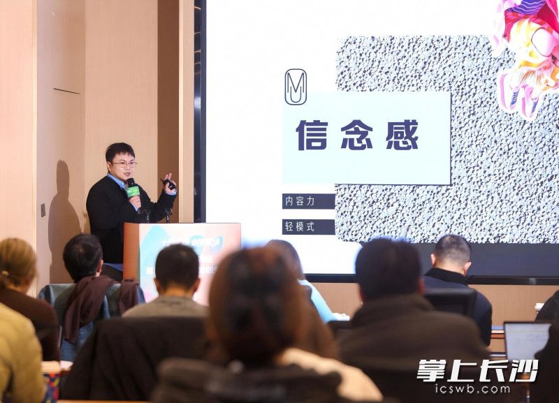 青年创业团队围绕“业态场景融合、产品服务创新、商业模式落地及长期发展价值”等核心维度,全方位展示其商业构想。 青年创业团队围绕“业态场景融合、产品服务创新、商业模式落地及长期发展价值”等核心维度,全方位展示其商业构想。