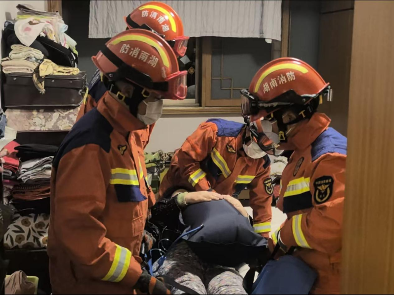 消防员转运病重老人。 消防员转运病重老人。