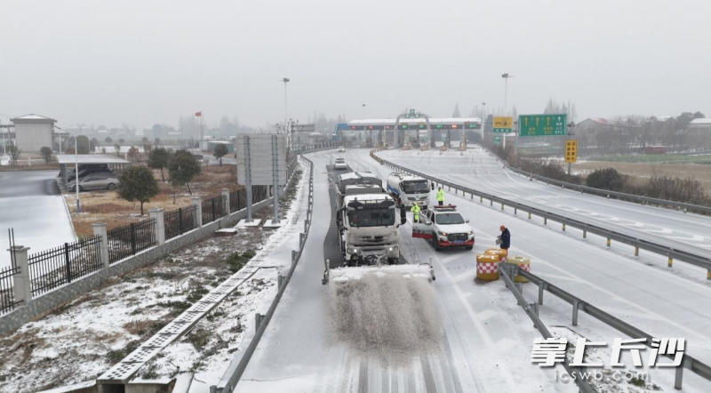 清理积雪结冰路面,保障出行安全。 清理积雪结冰路面,保障出行安全。