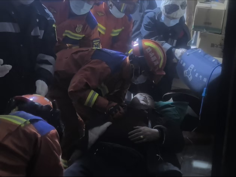 消防员正在协助救助病重老人。 均为长沙晚报通讯员 罗霜操 摄 消防员正在协助救助病重老人。 均为长沙晚报通讯员 罗霜操 摄