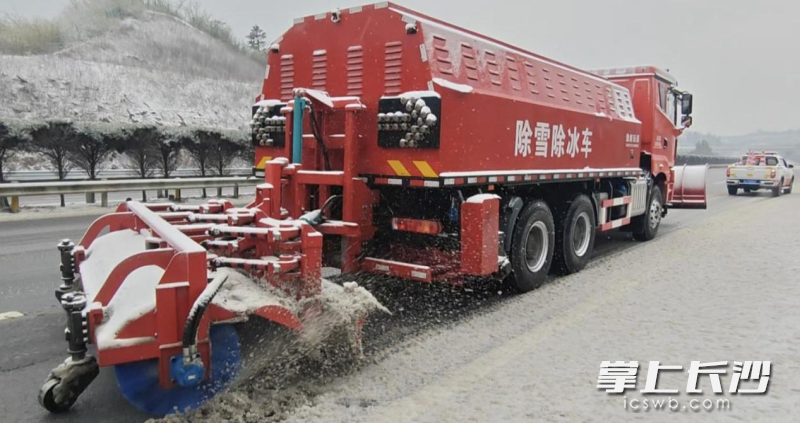 铲雪除冰作业。 铲雪除冰作业。