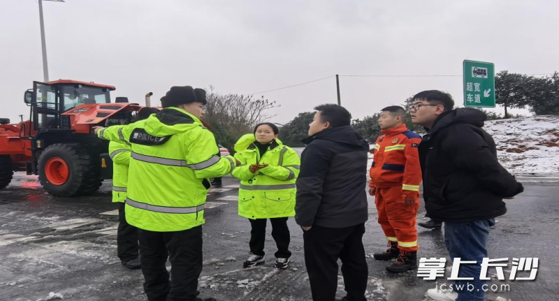 长沙消防救援机动支队联合高速交警、路政、养护等部门开展除雪保障作业。 均为长沙晚报通讯员梅伟达供图 长沙消防救援机动支队联合高速交警、路政、养护等部门开展除雪保障作业。 均为长沙晚报通讯员梅伟达供图