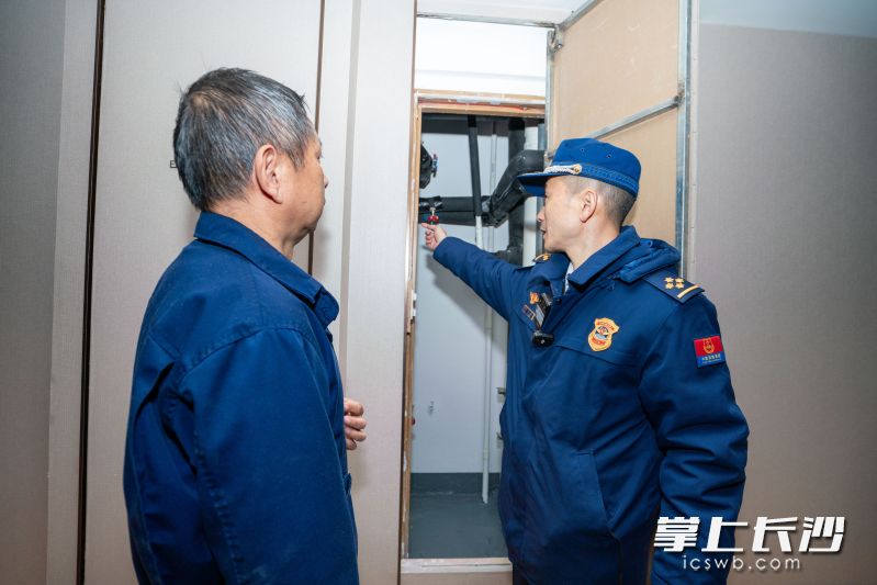 消防监督员正在进行检查。  长沙晚报通讯员 张佳欣 摄
