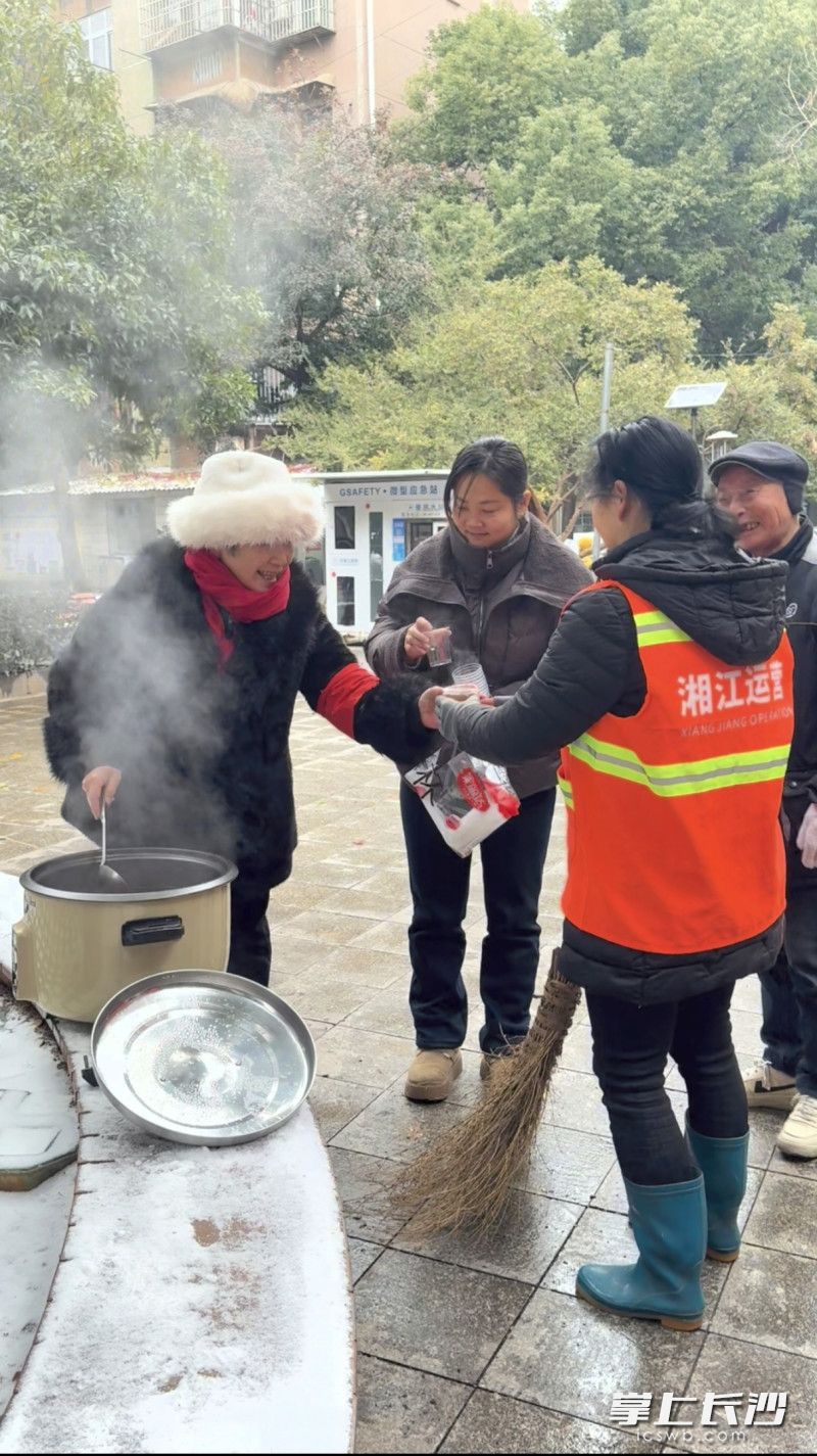 高燕(左)给大家分发姜汤。 均为长沙晚报实习生唐果摄 高燕(左)给大家分发姜汤。 均为长沙晚报实习生唐果摄
