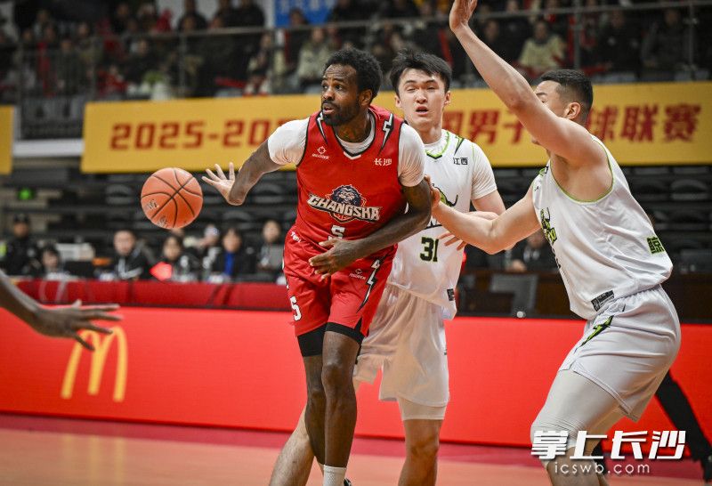 加洛韦突破分球。