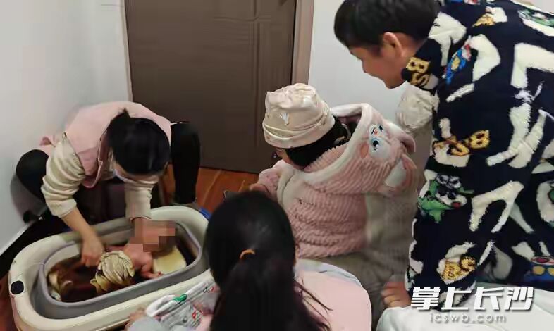 1月20日，湖南省妇幼保健院医护人员来到宁乡道林镇，为新生宝宝进行洗护。 长沙晚报通讯员 欧娅凤 李丹慧 供图