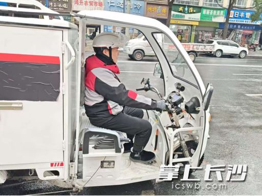 快递员们坚守岗位，在冰天雪地中守护着寄递渠道的畅通。 长沙晚报通讯员 杨倩 供图