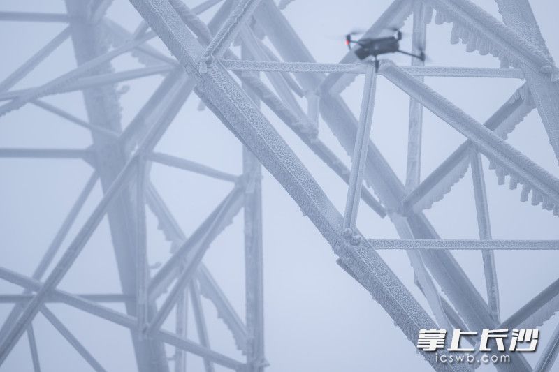 引入“无人机+人工”的覆冰测量模式。 引入“无人机+人工”的覆冰测量模式。