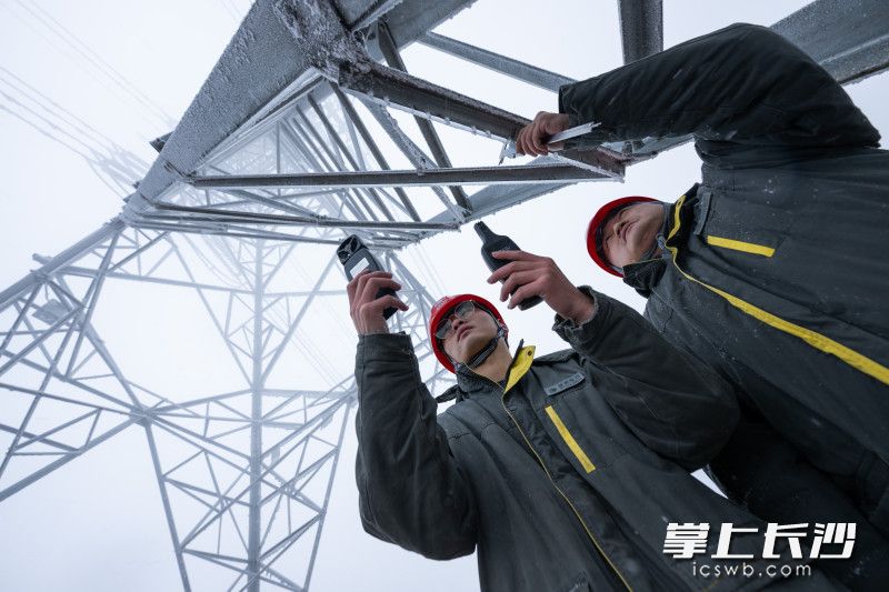 运检人员对220千伏浏集Ⅰ线34号杆塔开展覆冰情况监测。 运检人员对220千伏浏集Ⅰ线34号杆塔开展覆冰情况监测。