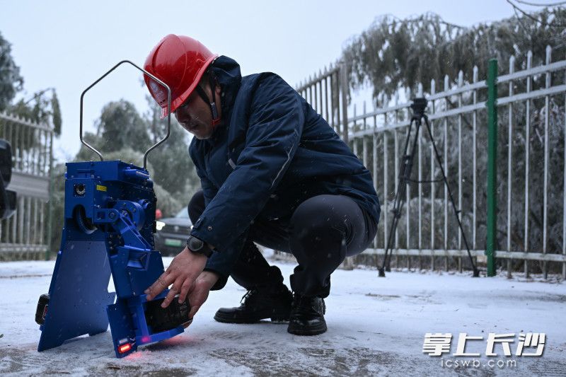 工作人员调试除冰机器人,准备作业。 工作人员调试除冰机器人,准备作业。
